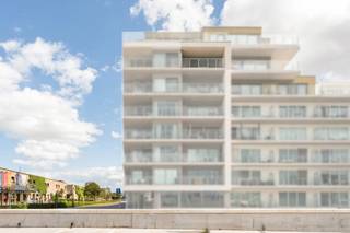 Op een gegeerde ligging aan de jachthaven van Zeebrugge bevindt zich dit stijlvol en luxueus afgewerkte appartement op de zesde verdieping van een zeer recente residentie. Met maar liefst 128 m² woonoppervlakte biedt het appartement een bijzonder aangenaam gevoel van ruimte en comfort.

De grote raampartijen zorgen voor een overvloed aan natuurlijk licht, terwijl de verschillende terrassen ervoor zorgen dat je doorheen de dag optimaal van de zon kunt genieten. Het zuidwestgerichte terras is dé plek om de dag af te sluiten met een prachtig zicht op de jachthaven.

Ook binnen werd aan elk detail gedacht. De ruime leefruimte met open keuken vormt het centrale hart van de woning. Daarnaast zijn er twee ruime slaapkamers, elk met een eigen badkamer, aangevuld met een dressing, ingemaakte kasten en een praktische berging.

De residentie beschikt bovendien over een gemeenschappelijke tuin en fietsenberging. Wie extra comfort wenst, heeft de mogelijkheid om een dubbele garagebox in de residentie aan te kopen.

Een bijzonder aantrekkelijk appartement voor wie op zoek is naar luxe, rust en het echte kustgevoel, zowel als permanente woonst als tweede verblijf.

Op zoek naar een appartement met een uitzonderlijk zicht op de jachthaven?
Neem gerust contact op met makelaar Stéphanie via 0472 77 86 60 of stephanie@keyimmo.be voor meer informatie of om een bezoek in te plannen.