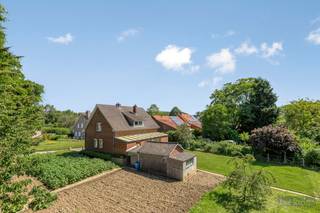 Vrijstaande woning met uitbreidingsmogelijkheden op mooi perceel van 10 are.<br />De woning heeft 4 slaapkamers en is rustig gelegen.<br />Er is een garage /bergplaats, naast de woning is er ruimte genoeg om een car-port of garage te zetten of een volledige bijbouw.<br />De woning is in zeer goede staat van onderhoud, heeft overal PVC ramen dubbel glas en rolluiken van 2002, enkel moet er bijkomende isolatie op de zoldervloer gelegd worden .<br />Op 10 min van het wetenschapspark, Kuleuven en Imec.
