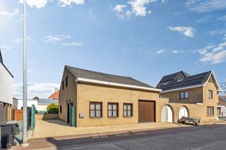 <p>Voor meer info of een bezoek, bel 053 59 49 33 - Nabij het treinstation van Zandbergen bevindt zich deze<strong> goed onderhouden woning. </strong>Een school en openbaar vervoer bevinden zich op wandelafstand. Het pand kan, mits energetische ingreep, omgebouwd worden naar een tijdloze woning. <strong>Op zich kan men hier verder onmiddellijk intrekken gezien de goede staat van het gebouw.</strong> Het gelijkvloers omvat een ruime living met een salon en een eetplaats, een open keuken, een toilet, een overloop, <strong>een garage</strong>, een berging en een cv-ruimte. Het verdiep bestaat uit een nachthal, een berging, <strong>drie slaapkamers</strong> en een badkamer. Er is geen tuin, wel <strong>een ruime oprit</strong>. Cv op stookolie - Buitenschrijnwerk in hout dubbel glas - Dak met pannen (Maatregelenregister in aanvraag)</p>