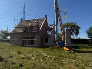 <p>Ontdek dit <span><b>exclusieve woonproject</b></span><span> in het groene </span><span><b>Zeveren</b></span><span>.</span></p>
<p>In de rustige en residentiële deelgemeente <span><b>Zeveren</b></span>, nabij <span><b>Deinze</b></span>, bevindt zich deze stijlvolle <span><b>nieuwbouwvilla</b></span> op een royaal perceel van maar liefst <span><b>1.353 m²</b></span>. De eigendom geniet van prachtige verzichten over het omliggende <span><b>agrarische landschap</b></span> en combineert <span><b>ruimte, licht en rust</b></span> in een hoogwaardige woonomgeving.</p>
<p>De villa kan aangekocht worden als <span><b>ruwbouw wind- en waterdicht</b></span> of volledig <span><b>sleutel-op-de-deur</b></span>. Zo geniet u van maximale flexibiliteit om de afwerking volledig af te stemmen op uw eigen woonstijl en wensen.<br /><strong>Prijs ruwbouw wind en waterdicht: 680.448 € incl. btw</strong><br /><strong>Prijs sleutel-op-de-deur afgewerkt: 863.034 € incl. btw</strong></p>
<p>Bij het betreden van de woning komt u terecht in een <strong>elegante </strong><span><b>inkomhal </b>met gastentoilet</span>. De lichtrijke <span><b>leefruimte </b></span>met ruime zithoek en eetplaats vormt het <strong>hart van de woning </strong>en sluit naadloos aan op de moderne <span><b>open keuken</b></span>. Daarnaast beschikt het gelijkvloers over een aparte <span><b>bureauruimte</b></span> — ideaal voor thuiswerk of vrij beroep — en een praktische <span><b>berging</b></span>.</p>
<p></p>
<p>Op de eerste verdieping bevinden zich <span><b>drie volwaardige slaapkamers</b></span> en <span><b>twee stijlvolle badkamers</b></span>, voorzien van hedendaags comfort en kwalitatieve afwerking.</p>
<p>De zolderverdieping biedt plaats aan een <span><b>vierde slaapkamer</b></span><span>, een </span><span><b>technische ruimte</b></span><span> en extra </span><span><b>bergruimte</b></span><span>.</span></p>
<p>Een unieke opportuniteit voor wie op zoek is naar <span><b>exclusief wonen</b></span> in een <span><b>groene en rustige omgeving</b></span>, met alle vrijheid om van deze woning een echte thuis te maken.</p>
<p>* Vermelde prijs betreft de woning in <span><b>ruwbouw wind- en waterdichte staat</b></span>, inclusief k</p>
<br /><br /><span><strong>Interesse?</strong></span><br /><span>Aarzel dan niet om contact op te nemen met Stefanie D'hondt op <strong>0474/09 01 10 </strong>of via <strong>stefanie@valorvastgoed.be</strong> voor meer informatie.</span>