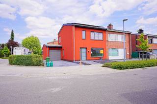 ONDER OPTIE - Deze woning is van A tot Z gerenoveerd door een professionele firma. Er is zeer veel aandacht besteed aan isolatie en comfort. Zo kan u genieten van vloerverwarming/koeling met een warmtepomp, zonnepanelen, ramen met super isolerend glas, regenwaterput (7.500 liter), enz… De woning is ook volledig geschilderd.<br />Indeling: inkomhal met gastentoilet, zeer ruime lichte woonkamer, volledig geïnstalleerde open keuken met alle comfort, naast de keuken is er een berging / wasplaats. Op de eerste verdieping zijn er drie slaapkamers en een badkamer.<br />Verder kan u genieten van een garage met elektrische poort en is er een kleine bergzolder.<br />De tuin, terras en oprit zijn volledig aangelegd.<br />EPB in opmaak! Asbest veilig! Elektriciteit conform voor 25 jaar!<br />Kortom: bent u op zoek naar een energiezuinig, instapklare woning op wandelafstand van het centrum van Buggenhout? Contacteer ons voor een bezoek op 052/41.41.94<br /><br />Referentie: 5240