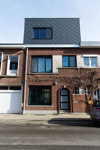VERKOCHT!!!<br /><br />Deze ruime en verzorgde gezinswoning bevindt zich in een gezellige woonbuurt, vlakbij het Te Boelaerpark. <br />Je komt de woning binnen via een aangename inkomhal. Hier vind je ook een apart toilet en toegang tot de (ruime en droge) kelder. Vanuit de hal kom je binnen in een lichtrijke en bijzonder ruime living en volledig uitgeruste leefkeuken. Via een grote dubbele schuifdeur kom je vanuit de leefruimte meteen in de gezellige stadstuin. <br />Op de eerste verdieping vind je 2 slaapkamers en een badkamer met ligbad, douche, toilet en dubbele lavabo.<br />Op de tweede verdieping zijn er nog 2 ruime slaapkamers en een wasruimte met lavabo en aansluitingen voor wasmachine en droogkast.<br />De woning werd in 2014 uitgebreid gerenoveerd en in 2021 werden de voordeur en de ramen vernieuwd. Verder is de woning uitgerust met airco (in 3 van de 4 slaapkamers) en werden er in 2020 zonnepanelen geplaatst.<br /><br />Beschikbaar begin 2027.<br /><br />VERKOCHT!!!