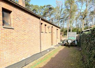 In een rustige, doodlopende straat in Brecht bevindt zich deze gelijkvloerse woning met tal van mogelijkheden voor wie op zoek is naar...