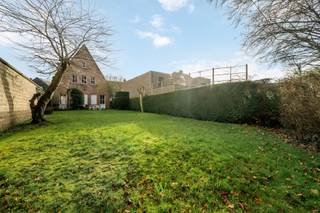 Deze woning met heel wat potentieel is gelegen op een perceel van 424 m² in de Veldstraat in Sint-Michiels. In de tuin is het uitermate genieten van rust en ruimte, perfect om buiten te ontspannen. Dankzij de centrale ligging geniet je hier van een uitstekende bereikbaarheid: het station van Brugge bevindt zich op slechts enkele meters afstand en ook scholen, winkels en tal van andere voorzieningen liggen vlakbij. Daarnaast bereik je het centrum van Brugge in een mum van tijd.<br /><br />Je betreedt de woning via de inkomhal, die toegang geeft tot de leefruimte met zit- en eetplaats. Aansluitend bevindt zich de keuken. Op het gelijkvloers is er bovendien een praktische berging met toilet aanwezig. Op de eerste verdieping bevinden zich drie slaapkamers en een badkamer.<br /><br />Verder beschikt de woning over een ruime zolder die kan worden ingericht als bijkomende slaapkamers. Ook is er een kelder aanwezig.<br /><br />De woning heeft een solide basis en een praktische indeling, maar vraagt om een renovatie om opnieuw volledig tot haar recht te komen. Met de nodige modernisaties kan dit uitgroeien tot een comfortabele en gezellige gezinswoning op een uitstekende ligging in Sint-Michiels.<br /><br />Benieuwd naar deze woning?  Contacteer Beau via beau@waeyler.be of 0470 54 16 27