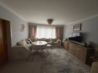 Appartementsgebouw in Deurne Zuid<br /><br />Dit opbrengsteigendom, kadastraal opgedeeld als 3 wooneenheden (2 appartementen en studio), bevindt zich op een gegeerde locatie nabij het Boelaarpark en Boekenbergpark in Deurne-Zuid. <br /><br />De ligging is een absolute troef: in de nabijheid van winkels, scholen, openbaar vervoer en belangrijke invalswegen, terwijl ook parken en groenzones vlot bereikbaar zijn. Dit maakt de eigendom aantrekkelijk voor een brede doelgroep van huurders of bewoners.<br /><br />Het gebouw is momenteel ingedeeld in 2 reeds verhuurde appartementen (95m2) gelegen op 1e en 2e verdiep. <br />De gelijkvloerse verdieping is verdeeld onder de huidige huurders.<br /><br />De appartementen beschikken over een ruime leefruimte (29,5m2) met grote ramen die zorgen voor veel lichtinval, een keuken, 2 ruime slaapkamers (15,5m2 en 11,6m2), een badkamer, een hal en een afzonderlijk toilet. Achteraan beschikt elk appartement over een privaat terras met een bergruimte.<br /><br />Op het gelijkvloers bevindt zich een garage, apart toilet, twee (slaap)kamers (15,5m2 en 11,6m2) én een ruime tuin (115m2) welke eveneens vergund is als wooneenheid (studio).<br /><br />EPC-score:<br />- Verdiep 1: 161 kWh/m2jaar (B)<br />- Verdiep 2: 187 kWh/m2jaar (B)<br /><br />Volgende technische verbeteringen zijn reeds gedaan:<br />- Volledig vernieuwde riolering in PE in garage en achterste kamers - 2009<br />- Vernieuwde verwarmingsketel - 2022 (warmteverdeling via ISTA)<br />- Vernieuwde roofing op het dak + 12 cm extra isolatie (PIR) - 2023<br /><br />Elektriciteit conform.<br /><br />Beide appartementen zijn verhuurd aan stabiele huurders en de gelijkvloerse verdieping is verdeeld onder de huidige huurders (huurders 1e verdiep hebben achterste kamers, toilet en tuin; huurders van het 2e verdiep hebben garage en staplaats op de oprit). Met andere woorden een uitstekende investeringsopportuniteit met een interessant rendement en uitbreidingsmogelijkheden.