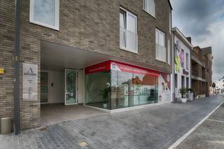 Prachtig gelijkvloers handelspand op drukke ligging te huur in Mol-centrum: * Indeling: handelsruimte, bureel/vergaderzaal, opslag, apart toilet,...