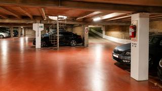 <div>
<div>
<section>
<div>
<div>
<div>
<div>
<div>
<div>
<p><em><strong>Ruime autostaanplaats te koop op centrale ligging in Antwerpen</strong></em></p>
<p>Bent u op zoek naar een veilige en comfortabele parkeeroplossing in Antwerpen? Dan is deze ruime autostaanplaats zeker een bezoek waard.</p>
<p>De autostaanplaats bevindt zich in een verzorgd en goed onderhouden garagecomplex op een uitstekende centrale locatie. Dankzij de brede en vlot toegankelijke inrit manoeuvreert u gemakkelijk in en uit de garage. De toegang verloopt via een elektrische poort met afstandsbediening, wat zorgt voor extra comfort en veiligheid.</p>
<p>De ligging is een absolute troef: vlakbij het stadscentrum, belangrijke invalswegen, openbaar vervoer, winkels en kantoren. Hierdoor is deze autostaanplaats niet alleen interessant voor eigen gebruik, maar ook als investering met verhuurpotentieel.</p>
<p>In een stad waar parkeerplaatsen steeds schaarser worden, biedt deze autostaanplaats een zorgeloze en duurzame oplossing.</p>
<p>Voor meer informatie of een bezichtiging kunt u ons steeds contacteren. Wij helpen u graag verder.</p>
</div>
</div>
</div>
</div>
</div>
</div>
</section>
</div>
</div>