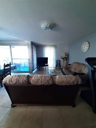 Ligging:<br />Het appartement is centraal gelegen in Geel.<br />Hierdoor liggen alle faciliteiten die Geel te bieden heeft op wandelafstand (horeca, winkels, openbaar vervoer..).<br /><br />Beschrijving:<br />- Inkomhal met gastentoilet en plaats met cv-ketel op aardgas<br />- Ruime woonkamer met zicht op het terras<br />- Open volledig geïnstalleerde keuken (dubbele spoelbak/ dampkap/ combi-oven/ kookplaat/ koelkast/ vaatwasser)<br />- 2 slaapkamers<br />- Een badkamer met alle comfort (badkamermeubel met dubbele lavabo/ ligbad + douche met douchescherm)<br />- Garage met automatische poort<br />- Gemeenschappelijke fietsengarage<br /><br />Extra<br />Het terras is gelegen aan de zonnekant, de slaapkamers zijn gelegen aan de achterzijde<br />Het appartement is zeer kwalitatief afgewerkt en goed gelegen<br />De gemeenschappelijke kosten bedragen 30,00 euro per maand<br />Beschikbaar vanaf 01/10/2026<br /><br />Uitsluitend via onze website www.vastengoed.be kan u een bezichtiging inplannen op de vooropgestelde bezoekmomenten. Voor andere vragen kan u het kantoor bereiken op het nummer 014 72 73 74