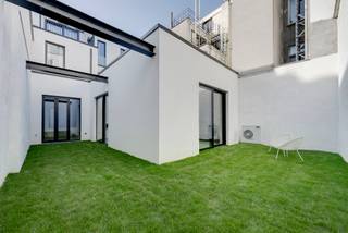 <p>Droom je van wonen op een absolute toplocatie? Ontdek deze indrukwekkende loft in de Begijnenstraat, ideaal gelegen tussen het bruisende Zuid, het gezellige Mechelseplein en de levendige Theaterbuurt. Hier woon je centraal, met tal van restaurants, cultuur en winkels op wandelafstand en openbaar vervoer vlakbij.</p>
<p>Deze exclusieve loft bevindt zich op het gelijkvloers van een recente, kleinschalige realisatie in een rustige achterbouw. Dankzij de indrukwekkende lichtstraat en de private tuin van ca. 79m² baadt de woning de hele dag in natuurlijk licht, een zeldzame troef in de stad.</p>
<p>De open, volledig uitgeruste keuken met elegant beige Emperador marmeren werkblad is voorzien van hoogwaardige toestellen van Miele: inductiekookplaat, combi-stoomoven, combi-microgolfoven, koelkast, vaatwasser en een stijlvolle winecooler.</p>
<p>De royale leefruimte met strakke betonvloer en grote raampartijen vormt het hart van de loft en sluit naadloos aan op de zonnige, uiterst rustige tuin met uitstekende privacy.</p>
<p>Verder beschikt de loft over een ruime masterbedroom met luxueuze ensuite badkamer met vrijstaand bad, ruime inloopdouche, dubbele lavabo en toilet. De tweede slaapkamer heeft eveneens een ensuite badkamer met inloopdouche en lavabo.</p>
<p>De vide met lager gelegen gedeelte zorgt voor een speelse indeling en is ideaal als bureau of lounge. Daarnaast is er een praktische berging met aansluiting voor wasmachine en droogkast.</p>
<p>Ruime inkomhal met mogelijkheid tot vestiaire en een apart gastentoilet.</p>
<p>Gemeenschappelijke fietsenstalling aanwezig.</p>
<p>EPB in opmaak.</p>
<p>Interesse? Contacteer LISTED voor een bezoek: +32 3 283 51 51.</p>