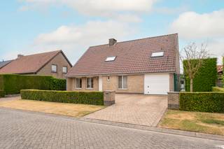 <p>Wij heten u hartelijk welkom bij Kapelakker 39. Een gemoderniseerde vrijstaande woning met o.a. 2 garages, een fijne tuin met een zwembad en tuinkamer, 4 slaapkamers en grote leefruimtes. Het huis heeft een woonoppervlak van 198m2, staat op een perceel van 840m2 eigen grond en heeft energielabel B.</p>
<p>Middels de onderhoudsvriendelijke voortuin met oprit voor meerdere voertuigen bereikt u de entree van de woning. De hal is voorzien van een moderne tegelvloer met vloerverwarming, een trapopgang voor toegang tot de verdieping, een garderobe, een toiletruimte en biedt zowel toegang tot de werkkamer als de woonkamer.</p>
<p>BEGANE GROND</p>
<p>De royale Z-vormige woonkamer is voorzien van een tegelvloer met vloerverwarming, strak gestucte wanden en plafond, tuindeuren en heeft een open verbinding met de leefkeuken. Door de grote raampartijen aan zowel de voor-als achterzijde is er veel natuurlijke daglichttoetreding.</p>
<p>De tijdloze keuken is geplaatst in een rechte opstelling met spoeleiland. De keuken is voorzien van een composiet werkblad, een 4-pits inductiekookplaat, een afzuigkap, een koelkast, een magnetron, een oven, een vaatwasser, een spoelbak met uitlekbak en diverse opbergkasten en lades.</p>
<p>Vanuit de leefkeuken sta je in verbinding met je tuin en middels de schuifpui heeft u ook direct toegang tot het terras. Aansluitend heeft u via de leefkeuken toegang tot de bijkeuken met daarin een extra badkamer, een koele berging en toegang tot de inpandige garage.</p>
<p>De werkkamer is gesitueerde aan de voorzijde van het huis en mede door de extra badkamer op de begane grond ook uitstekend te gebruiken als slaapkamer.</p>
<p>Middels de trapopgang in de hal bereikt u de slaapkamers en badkamer op de verdieping.</p>
<p>VERDIEPING</p>
<p>Slaapkamer 1 is gesitueerd aan de voorzijde van de woning.</p>
<p>Slaapkamer 2 is gesitueerd aan de achterzijde van de woning.</p>
<p>Slaapkamer 3 is gesitueerd aan de achterzijde van de woning.<br /><br />Slaapkamer 4 is gesitueerd aan de voorzijde van de woning.</p>
<p>De volledig betegelde badkamer is voorzien van een ligbad, een toilet, een dubbele wastafel met meubel, een opbergmeubel, inbouwverlichting en een douche met afzuiging.</p>
<p>Alle slaapkamers alsmede de overloop zijn voorzien van dezelfde laminaatvloer. De overloop is tevens voorzien van airconditioning en via een vlizotrap heeft u toegang tot een bergzolder welke plaats biedt aan de technische installatie.</p>
<p>TUIN & AANHORIGHEDEN</p>
<p>De op het zuidwesten gesitueerde tuin is volledig omsloten en voorzien van een verwarmd zwembad (doormiddel van collectoren) met afdekzeil, een terras, een gazon, groenborders en verlichting. De tuinkamer is vrijwel het gehele jaar te gebruiken en is voorzien van elektra, een glazenschuifpui en een houten berging.</p>
<p>Garage 1: dit betreft een inpandige garage welke is voorzien van een tegelvloer, een elektrisch bedienbare sectionaaldeur, verlichting, elektra en een toegangsluik voor de kruipruimte.</p>
<p>Garage 2: dit betreft een aanpandige garage welke is voorzien van een betonvloer, een handbediende sectionaaldeur, verlichting, elektra, tuindeuren, verwarming en de installatie voor het zwembad.</p>
<p>BIJZONDERHEDEN</p>
<ul>
<li>Bouwjaar 1991;</li>
<li>Energielabel B, geldig tot 02/07/2036;</li>
<li>Woonoppervlak: 198m2;</li>
<li>Perceeloppervlak: 840m2;</li>
<li>Bruto inhoud: 874m3;</li>
<li>NEN 2580 meetrapport beschikbaar;</li>
<li>Mogelijkheid tot slapen op de begane grond;</li>
<li>Voorzien van rolluiken en screens;</li>
<li>24 pv-panelen + 3 zonnecollectoren;</li>
<li>Begane grond gerenoveerd en uitgebouwd in 2015;</li>
<li>Keuringsattest elektrische installatie aanwezig;</li>
<li>Woning asbestveilig, asbestattest aanwezig;</li>
<li>Gelegen nabij uitvalswegen en de natuur midden in de groene driehoek tussen Tilburg, Turnhout en Breda.</li>
</ul>
De volledige omschrijving van deze woning kunt u vinden op onze website: https://www.vanbaarlemakelaardij.com/