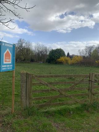 Ce terrain à bâtir est situé derrière la maison Rue Longue 118 à Piétrain.La superficie est de 18a 61 ca avec une largeur de 27,98 mètres en...