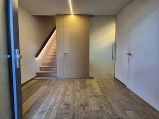 Deze prachtige, hedendaagse woning werd gebouwd in 2015 en combineert moderne architectuur, hoogwaardig comfort en uitstekende energieprestaties (EPC label A).<br />De woning kenmerkt zich door haar strakke vormgeving, kwalitatieve afwerking en aangename lichtinval. <br /><br />Bij het betreden van de woning komt u in een inkomhal die toegang geeft tot de lichtrijke leefruimte met een moderne, open uitstraling en open keuken. De woning werd zeer smaakvol en tijdloos afgewerkt met duurzame materialen.<br /><br />Op het gelijkvloers bevindt zich bovendien een gastentoilet, een berging en een extra ruimte die perfect kan dienen als bureau, hobbyruimte of vierde slaapkamer.<br />Op de verdieping bevinden zich de nachthall, een tweede toilet, drie volwaardige slaapkamers en een stijlvolle badkamer (uitgerust met zowel een ligbad als een aparte douche).<br /><br />Dankzij de vloerverwarming in combinatie met een energiezuinig geothermisch systeem geniet u van een aangenaam binnenklimaat en bijzonder lage energiekosten. Dit resulteert in een uitstekend EPC label A.<br /><br />Ideaal dus voor wie op zoek is naar een moderne, energiezuinige en comfortabele gezinswoning met een hedendaagse uitstraling.