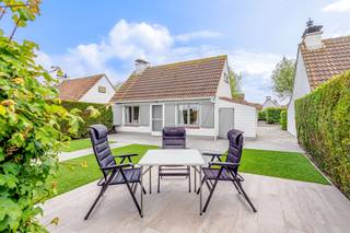 <p>Te koop: vakantiewoning met zicht op het meer te Sunparks</p>
<p>Volledig gerenoveerde vakantiewoning op een toplocatie in Sunparks Oostduinkerke, rechtstreeks aan het meer. Geniet van een prachtig uitzicht op het water en een rustige omgeving. De zonnige tuin biedt volledige privacy en optimaal ontspanningscomfort. Dankzij de uitstekende ligging behoort deze woning tot een van de mooiste plekjes van het park. Ideaal als tweede verblijf of interessante investering aan de kust.<br /><br />Belangrijkste ruimtes:<br />• Living met grote ramen en uitzicht op de omgeving<br />• Drie slaapkamers, geschikt voor gezin of gasten<br />• Berging voor extra opslag<br />• Toilet<br />• Staanplaats voor de wagen</p>
<p>Troeven:<br />• Rustige ligging in vakantiepark<br />• Uitzicht op water<br />• Open bebouwing met veel lichtinval</p>
<p> </p>
<p>Neem vandaag nog contact op met je ERA-makelaar voor een bezoek.</p>
<p> </p>
<p>JOUW DROOMHUIS. ZO GEVONDEN!</p>