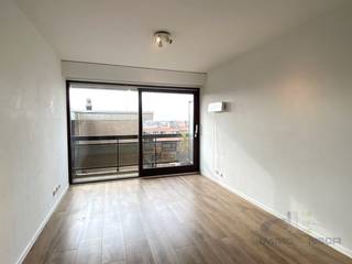 Deze recent gerenoveerde studio bevindt zich op de tweede verdieping van residentie Golden Sand in de wijk Raversijde te Oostende. Gelegen aan de zeedijk, tussen de duinengordel van het bruisende Oostende en Middelkerke, in de nabijheid van openbaar vervoer. Veel parkeer mogelijkheid in de omgeving. Gunstige EPC!<br /><br />De studio is actueel verhuurd voor 1 jaar tot juni 2026 en is ideaal als investering. Tevens geschikt voor zowel eigen bewoning, vakantie (Air B&B) of verhuur. De ruime woonkamer met veel lichtinval geeft toegang tot het zuidgericht balkon.<br /><br />De elektriciteit is conform gekeurd. Nieuwe badkamer met professioneel geplaatst beton ciré, nieuwe doorstromer en verluchting. In de woonkamer ligt nieuwe vloerbekleding met geluidsdempende isolatie. Praktische keuken met nieuwe dampkap en kookplaat.<br /><br />Zee en strand bevinden zich op 30 meter afstand, in de onmiddellijke omgeving van de historische domeinen Walraversijde en Domein Prins Karel. <br /><br />Gemeenschappelijke fietsenberging in het gebouw.<br /><br />Deze studio heeft naast zijn uitmuntende ligging héél wat troeven! Kom ze ontdekken en maak jouw afspraak met Nikolaas op 0496 68 84 67 of via info@ensor.immo