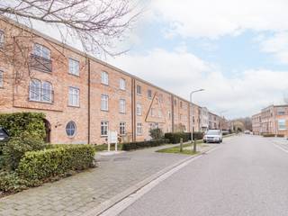 In het centrum van Edegem, vind je dit uitzonderlijk gelijkvloers appartement met een ruime tuin van bijna 100 m² en een uitstekende...