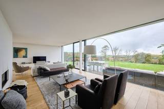 Op een rustige locatie met uitstekende verbindingen in Heikruis kan u deze stijlvolle moderne villa terugvinden op een terrein van meer dan 15...