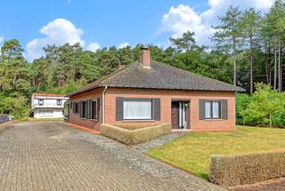 Rustig gelegen gelijkvloerse woning met 2 slaapkamers en ruime garage op een mooi perceel van circa 20a in een bosrijke omgeving. Uitstekende...