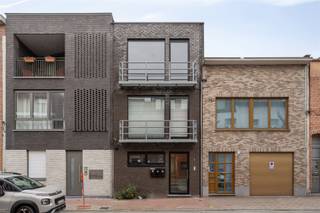 <p><span>Instapklaar appartement van 50 m², gelegen in een rustige en aangename straat, maar toch op een steenworp van uitstekende verbindingswegen naar het centrum en omliggende gemeenten. </span></p><p><span> </span></p><p><span>Dit charmante appartement beschikt over één ruime slaapkamer, een gezellig klein terrasje en biedt dankzij de grote ramen een overvloed aan natuurlijk licht, wat zorgt voor een warme en uitnodigende sfeer.</span></p><p><span> </span></p><p><span> </span></p><p><span>De woonruimte is efficiënt ingedeeld, waardoor het een praktisch en comfortabel geheel vormt, ideaal voor starters, singles of koppels die op zoek zijn naar een instapklaar appartement. </span></p><p><span> </span></p><p><span>Bovendien zijn de maandelijkse kosten laag, waardoor het een financieel interessante keuze is. Dankzij de instapklare staat hoeft u enkel uw meubels te plaatsen om er meteen te kunnen wonen.</span></p><p><span> </span></p><p><span> </span></p><p><span> </span></p><p><span>Laat u verrassen door dit lichtrijke appartement dat rust en bereikbaarheid combineert en een perfecte balans biedt tussen comfort en gemak.</span></p>