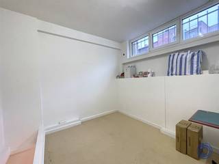 <p><span>Information commercial property:</span></p><p><span>Trading space of approximately 19</span><span><sup>m2</sup></span><span>.</span></p><p><span> </span></p><p><span>The indoor shopping center the 'New gangway' has 2 spacious entrances. One in the Korte Gasthuisstraat 25, this busy shopping street is part of the 'De Wilde Zee'; a busy shopping zone that has several car-free streets, with many well-known stores and restaurants. A 2nd impressive entrance to the well-known shopping street the Huidevettersstraat nr 42, this is the heart of the Antwerp Latin Quarter and well known for its luxury stores. The 'Nieuwe gaanderij' has recently received a refreshment, making this gallery shine as before.  </span></p><p><span> </span></p><p><span>Retail layout</span></p><ul><li><span>Retail space of approx. 10.</span><span><sup>5m2</sup></span><span> with a ceiling height of approx. 2.79m - large shop window.</span></li><li><span>Upper area of approx. 8,</span><span><sup>5m2</sup></span><span>, ideal as storage space. </span></li></ul><p><span> </span></p><ul><li><span>Possible infill: shop/boutique.</span></li></ul><p><span> </span></p><p><span>Rental Information:</span></p><ul><li><span>Rent: 800 EUR/month + 110 EUR expenses. </span></li><li><span>Available: 1/05/2026</span></li></ul><p><span> </span></p><ul><li><span>Property tax payable by the tenant: approx. 799 EUR.</span></li><li><span>General costs: approx. 110 EUR/month for heating, toilets in the corridor, maintenance and lighting of common parts, decoration, shutters,...</span></li><li><span>Security deposit: 6 months.</span></li><li><span>Individual consumption of electricity.</span></li></ul><p><span> </span></p><p><span>Building:</span></p><ul><li><span>Nicely maintained shopping gallery consisting of several commercial spaces on the ground floor and 6 floors of apartments. </span></li><li><span>EPC in application.</span></li></ul><p><span> </span></p><p><span>Location:</span></p><ul><li><span>On excellent location in the famous New Gallery with numerous boutiques.</span></li><li><span>Connection between the shopping streets of Wilde zee and Huidevettersstraat. </span></li><li><span>MOBISCORE: 9,9/10!</span></li></ul><p><span> </span></p><p><span>*The information in this prospect is for informational purposes: prospective tenants should make their own business of obtaining, verifying and interpreting this information.</span></p><p><span> </span></p>