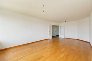 <p><span>Wakker worden met een panoramisch zicht over Antwerpen? </span></p><p><span>Dat kan in dit ruime tweeslaapkamerappartement op de twaalfde verdieping van een verzorgd gebouw aan de Rodekruislaan. Dankzij de grote raampartijen, het oostgerichte terras en de indrukwekkende vergezichten geniet je hier elke dag van licht, rust en ruimte. Voeg daar nog een topligging aan de stadsrand, een gunstig EPC en een optionele autostaanplaats (€12.500,00) aan toe, en je hebt een appartement met heel wat troeven.<br /><br /></span></p><p><span>Licht, ruimte en een uitzicht dat nooit verveelt</span></p><p><span>Met de lift bereik je de twaalfde verdieping, waar je binnenkomt in een ruime inkomhal met een ingemaakte vestiairekast met aansluiting wasmachine, videofoon en veiligheidsdeur. De hal leidt je naar de royale leefruimte van ca. 30 m². De kamerbrede ramen trekken meteen alle aandacht en laten het daglicht rijkelijk binnenstromen. De warme laminaatvloer en het adembenemende uitzicht over Antwerpen maken dit zonder twijfel de blikvanger van het appartement.<br />Aansluitend bevindt zich de verzorgde keuken met witte kasten, een inox werkblad, dubbele spoelbak, elektrische kookplaat, heteluchtoven, vaatwasser en een grote koelkast met diepvries. Er bevindt hier zich tevens nog een extra berging.<br /><br /></span></p><p><span>Twee slaapkamers met terras en zicht</span></p><p><span>Via de nachthal bereik je twee volwaardige slaapkamers van ca. 13 m² en ca. 16,5 m². Beide kamers liggen aan de rustige oostzijde en beschikken over elek rolluiken. De tweede geeft rechtstreeks uit op het ruime terras van 8,5 m². Hier geniet je elke ochtend van de opkomende zon en een schitterend vergezicht over de stad.<br />De badkamer is uitgerust met een ligbad met douche, een lavabo met meubel en een verlichte spiegel. Daarnaast is er een apart gastentoilet.</span></p><p><span> </span></p><p><span>Groen wonen op een toplocatie</span></p><p><span>De Rodekruislaan combineert het comfort van rustig wonen met de voordelen van de stad. Voor de deur ligt een groot groengebied met speeltuin en wandelpaden. Ook het Te Boelaerpark, Berchem station, winkels, scholen, openbaar vervoer en de Ring bevinden zich op korte afstand. Hierdoor woon je hier bijzonder centraal, zonder in te boeten aan rust.</span></p><p><span> </span></p>