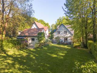 In het gegeerde Dennenburg te Kapellen bevindt zich deze charmante villa, verscholen in een uitzonderlijk groen kader aan de rand van het bos.Hier...