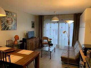 Deze knusse studio bestaat uit inkom met slaapnis (3 x stapelbed) en veel kastruimte, woonkamer met open keuken en terras, badkamer met douche en toilet.<br />In de woonkamer is een wandmeubel met uitklapbaar dubbel bed.<br />Aansluiting wasmachine is voorzien.<br />Verwarming op gas.<br />Privatieve tellers voor elektriciteit en gas.<br />Op de 6e verdieping van deze residentie, is een groot collectief zonne-terras.<br />Maandelijkse huur: 580 EUR + 50 EUR provisie vaste kosten + 30 EUR provisie verbruik water = 660 EUR per maand. De flat is nu verhuurd tot 01 november 2025. Ideaal als opbrengsteigendom dus.<br />Asbestveilig.<br />Lift in de residentie.<br />Zeezicht vanop het balkon (zijdelings).