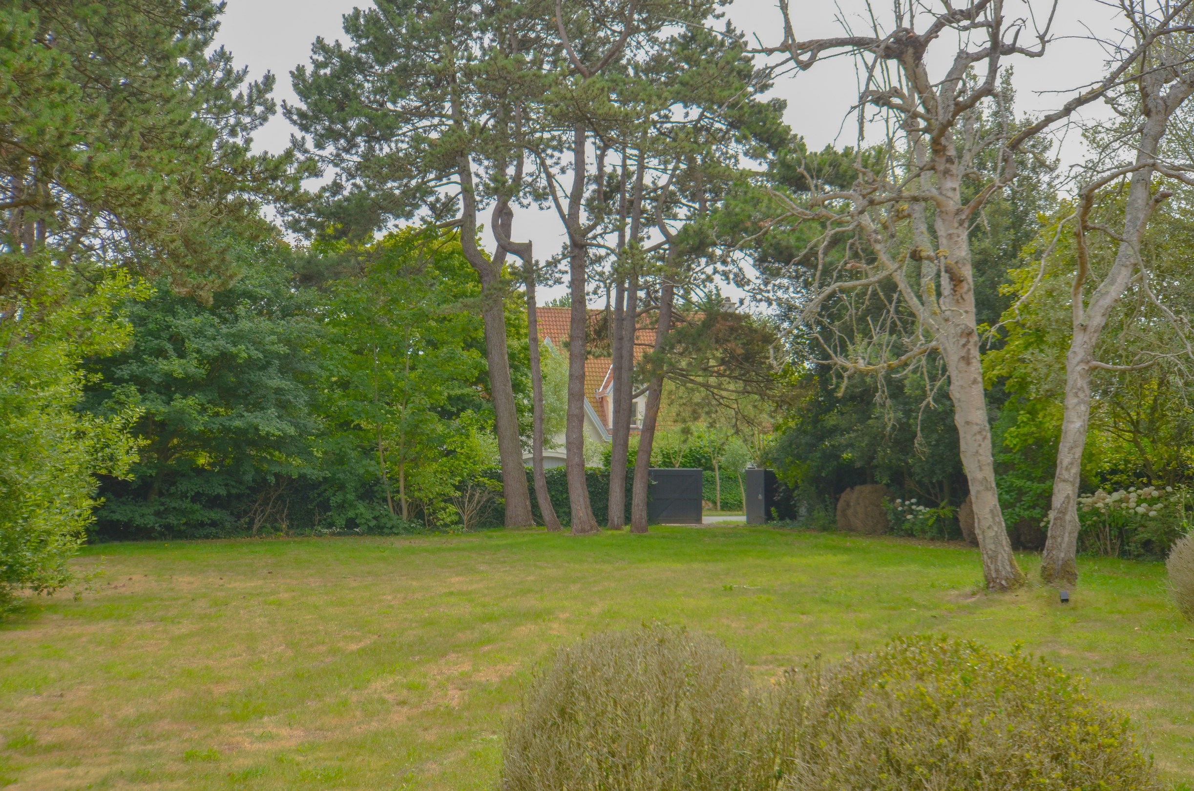 Villa exclusive, située au calme sur un terrain de 1.628 m², à proximité du Royal Zoute Tennis Club. - photo 3