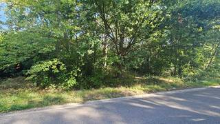 Rustig gelegen perceel bouwgrond van 7a03ca voor open bebouwing. Zuiden vooraan.<br />Perceelsbreedte ±17m50.<br />Perceelsdiepte: circa 40m.<br />Bouwbreedte: max. ±11m40m.<br />Dakhelling tussen 0 en 45°. Kroonlijsthoogte: max. 7m20.<br />Geen bouwverplichting. Goedgekeurde verkaveling.<br />Kosten voor opmeting + afpaling en aandeel verkavelingsakte ten laste van koper.<br />Gelegen: Rijmenamsebaan rechts van nr. 11 (lot 1)<br />Stedenbouw info in aanvraag (woongebied - RUP Hart van Keerbergen in zone voor wonen in het groen).<br />Geen risicozone voor overstromingen - perceelscore A en B (langsheen straat en gracht)..