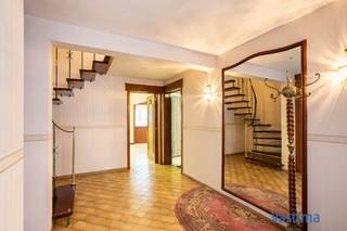 Deze gezinswoning met garage en zuidwestgerichte tuin biedt een uitzonderlijke kans voor wie een solide thuis zoekt met groeipotentieel.De...