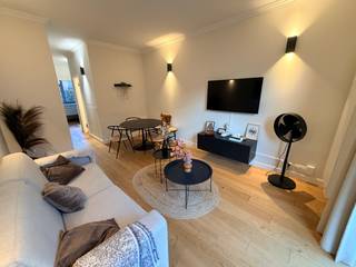 <strong>--- NOUVEAU --- Ce charmant appartement meublé d’environ 45 m² combine parfaitement confort et fonctionnalité.<br /><br />👉 VISITE LUNDI 22/06 ! Vous pouvez trouver le calendrier en ligne pour la visite sur notre site web www.vastgoedspruyt.be.</strong><br /><strong>👉 Vous pouvez retrouver la vidéo immobilière de cette annonce sur notre propre site web www.vastgoedspruyt.be.</strong><br /><br />📍 Quartier du Châtelain – Niché dans une rue paisible, à proximité immédiate des commerces, transports en commun et espaces verts.<br /><br />🏡 Situé au 4ᵉ étage d’un petit immeuble sans ascenseur, le bien s’ouvre sur un hall d’entrée menant vers un séjour lumineux avec espace salon et salle à manger, prolongé par un balcon. La cuisine ouverte entièrement équipée s’intègre harmonieusement à l’espace de vie.<br />La chambre à coucher, située à l’arrière du bâtiment et au calme, dispose également d’un accès à un second balcon. L’appartement comprend en outre une salle de douche avec toilette et machine à laver.<br /><br /><strong>Disponible à partir du 01/06/2026.<br />PEB : label E (248kWhEP/(m².an))<br />Loyer : 1.350 €/mois + 200 €/mois (charges : parties communes, chauffage, TV et internet).</strong><br />🔒 Atouts: porte sécurisée – petit immeuble – appartement entièrement meublé – situation recherchée dans le quartier du Châtelain.<br /><br />✨ Une opportunité à découvrir rapidement ! <br /><br />--- <br /><br /><strong>--- NIEUW --- Dit charmante, gemeubelde appartement van ongeveer 45 m² biedt een ideale combinatie van comfort en functionaliteit.<br /><br />👉 BEZOEKMOMENT MAANDAG 22/06! U kan de online kalender voor het bezoekmoment terugvinden via onze eigen website www.vastgoedspruyt.be.</strong><br /><strong>👉 U kan de vastgoedvideo van dit zoekertje terugvinden via onze eigen website www.vastgoedspruyt.be.</strong><br /><br />📍 Châtelain – Gelegen in een rustige straat, op wandelafstand van winkels, openbaar vervoer en groene ruimtes.<br /><br />🏡 Het appartement bevindt zich op de 4e verdieping van een klein gebouw zonder lift en bestaat uit een inkomhal die leidt naar een lichtrijke leefruimte met salon en eetplaats, met toegang tot een balkon. De volledig uitgeruste open keuken sluit naadloos aan op de leefruimte.<br />De slaapkamer, rustig gelegen aan de achterzijde van het gebouw, beschikt eveneens over toegang tot een tweede balkon. Verder is er een douchekamer met toilet en wasmachine.<br /><br /><strong>Beschikbaar vanaf 01/06/2026.<br />EPC: E-label (248kWhEP/(m².an))<br />Huurprijs = €1.350/mnd + €200/maand (kosten GD, verwarming, tv en internet)</strong><br />🔒 Troeven: veiligheidsdeur – klein gebouw – volledig gemeubeld – gegeerde ligging in de Châtelainwijk.<br /><br />✨ Zeker een bezoek waard!<br />