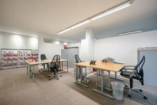 <u>Lommel:</u> Ruime handelsruimte (224m²) te koop.
<ul><li>Gelegen op zichtlocatie</li><li>Ideaal voor kantoren/ vrij beroep</li><li>Beschikbaar in onderling overleg</li></ul>
<strong>Indeling:</strong><br />Grote open kantoorruimte met ruime vitrine<br />2 afzonderlijke burelen, keuken, afzonderlijk toilet, 2 privé autostaanplaatsen (rechts langs het kantoor gelegen)