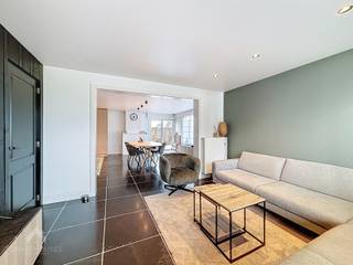 Karaktervolle, alleenstaande woning met drie slaapkamers, volledig gerenoveerd in 2019 en meteen instapklaar. Via de stijlvolle pivoterende...