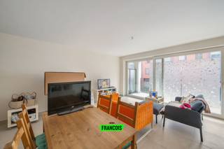 Dit ruim en modern tweeslaapkamerappartement bevindt zich pal in het centrum van Oostende. In de omgeving heeft u al het moois wat Oostende te bieden heeft, gaande van winkels tot horeca en uiteraard ook de zee en het strand. <br /><br />Het appartement geniet een aangename lichtinval doorheen de dag. De ruime leefkamer vloeit naadloos over van de leefhoek naar de eetruimte en open keuken. Deze is functioneel uitgerust met een kookeiland, moderne apparatuur en kastruimte. <br /><br />Aan de achterzijde van het appartement zijn er twee volwaardige slaapkamers. De badkamer is uitgerust met een dubbele lavabo en bad/douchecombinatie. Het toilet is apart. Hier aan de achterkant is er tevens een riant overdekt terras. <br /><br />Tot slot is er nog een handige berging. <br /><br />Het appartement is op heden verhuurd aan een vaste bewoner, waardoor het tevens een interessante investering vormt. (actuele huurprijs: € 881,42 / maand + kosten). <br /><br />Bent u op zoek naar een verblijf aan zee of een interessante investering? <br /><br />Aarzel niet en neem contact op voor meer info of een afspraak! <br /><br />