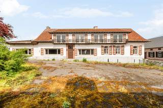 <p>Te renoveren charmante hoeve met véél potentieel, gelegen op een ruim perceel van 2.577 m² in landelijk woongebied. Deze eigendom biedt tal van mogelijkheden voor wie droomt van een renovatieproject met karakter, ruimte en bijgebouwen. Ideale opportuniteit voor projectontwikkelaars.<br /><br />INDELING:<br />De hoeve beschikt over meerdere leefruimtes, 2 keukens, wasplaats, bijkeuken en kelder. Er zijn momenteel 5 slaapkamers en 2 badkamers, evenals 2 toiletten. De zolder biedt bijkomende uitbreidingsmogelijkheden.<br /><br />Buiten geniet u van een zuidgerichte tuin, terras, koer en een ruim bijgebouw van ca. 208 m², ideaal als atelier, opslag of om om te bouwen als deel van de woonst. <br /><br />Een unieke kans voor renovatieliefhebbers, zelfstandigen of wie op zoek is naar een landelijke eigendom met uitbreidingsmogelijkheden.<br /><br />Bezoek na afspraak met Immo Beguin, jouw vastgoedexpert sinds 2009.<br />✉️ info@immobeguin.be</p>