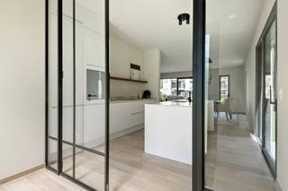 In een rustige en gegeerde buurt van Lier bieden wij deze stijlvolle halfopen nieuwbouwwoning aan. Dankzij de doordachte architectuur, hoogwaardige materialen en energiezuinige afwerking is dit de ideale gezinswoning voor wie comfortabel en toekomstgericht wil wonen.<br /><br />Troeven van de woning:<br />- 4 ruime slaapkamers – perfect voor een groot gezin, een hobbyruimte of een thuisbureau.<br />- Moderne keuken met hoogwaardige toestellen, veel lichtinval en een praktische indeling.<br />- Stijlvolle badkamer met eigentijds comfort en een kwalitatieve afwerking.<br />- Inpandige garage met directe toegang tot de woning.<br />- BEN (E-30), met optionele mogelijkheid om nog energiezuiniger te bekomen.<br /><br />Halfopen bebouwing met veel privacy en een aangename tuin.<br /><br />De woning bevindt zich in een rustige, kindvriendelijke straat, met scholen, winkels en openbaar vervoer op korte afstand. Het centrum van Lier is vlot bereikbaar, net zoals belangrijke invalswegen richting Antwerpen en Mechelen.<br /><br />Oplevering voorzien voor Q3 - 2026. <br /><br />Aarzel niet een afspraak met ons te maken.