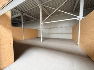 Gelegen aan de ring van Turnhout, opslagruimte van 160m². Privatieve ruimte 130m² à 50€/m²/Y + 30m² deel in de gemeenschappelijke ruimte...