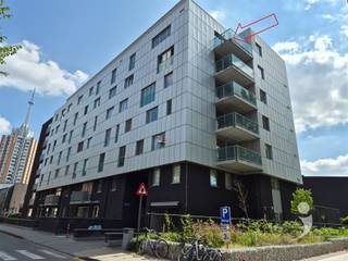 <p><span>Appartement dans le centre de Louvain avec de belles finitions.</span></p><p><span>La propriété est facilement accessible par l'ascenseur et par une cage d'escalier.</span></p><p><span>Cet appartement dispose d'un hall d'entrée spacieux qui se connecte directement au hall de nuit et à l'espace de vie.</span></p><p><span>Il y a un grand espace de vie lumineux qui donne sur une très grande terrasse ensoleillée. </span></p><p><span>Cet espace de vie se prolonge par une belle cuisine avec un grand îlot, d'énormes espaces de rangement grâce aux nombreux placards et des appareils électroménagers de qualité. (plaque de cuisson, four avec fonction vapeur, four combiné, hotte aspirante, réfrigérateur)</span></p><p><span>Deux chambres spacieuses sont équipées de fenêtres à isolation phonique supplémentaire pour plus de confort.</span></p><p><span>La salle de bains est équipée d'une grande douche à l'italienne et d'un double lavabo.</span></p><p><span>Des toilettes séparées se trouvent dans le couloir. Il y a également un local technique avec une buanderie et un espace de stockage supplémentaire.</span></p><p><span>Il y a également un parking souterrain pour une voiture et un vélo dans le local à vélos commun.</span></p><p><span> </span></p><p><span>Cet appartement a un très bon EPC et est donc agréablement économe en énergie.</span></p><p><span>L'appartement est déjà équipé de beaux éclairages et de rideaux.</span></p><p><span>Disponible à partir du 1er septembre pour les </span><span>baux à long terme </span><span>( 3+ ans ) </span></p><p><span>Malheureusement, cet appartement</span><span> n'</span><span>est</span><span> PAS disponible pour les étudiants ou les colocations. </span></p><p><span> </span></p><p><span>Intéressé(e) ? Demandez votre visite via notre site web !</span></p><p><span> </span></p><p><span> </span></p><p><span> </span></p><p><span> </span></p>