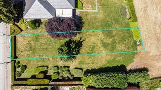 Centraal gelegen perceel bouwgrond van 374m² voor het bouwen van een HALF OPEN BEBOUWING, zonder bouwverplichting. Breedte aan de straat : 9m50. Bebouwbaar : 6m50 breedte x 17m diepte. Gunstig gelegen op slechts 3' van A-12 & 5' van E-19 A-pen - Brussel. Op wandelafstand van enkele winkels & openbaar vervoer. Gunstige oriëntatie : OOST-gerichte tuin met prachtig panoramisch uitzicht op de achterliggende weilanden. Bouwvoorschriften zone B voor hoofdgebouw : Kroonlijsthoogte maximaal 7m tot 13m diepte en kroonlijsthoogte maximaal 3m50 van 13m tot 17m diepte. Nokhoogte maximaal 11m50. Schuin dak max. 45° of plat dak (groendak) mogelijk. Bouwvoorschriften zone D voor bijgebouw : Kroonlijst maximaal 3m, maximale bouwdiepte 12m x 3m breedte. Plat dak (groendak) verplicht.
