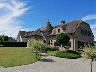 <p>Bent u op zoek naar een ruime woning met een eigen karakter en een uitstekende ligging? Dan is deze villa aan de Dorpsstraat 73 in 3540 Donk beslist een bezoek waard.</p>
<p>Deze verzorgde woning uit 1997 biedt een bewoonbare oppervlakte van 213 m² en is gelegen op een mooi perceel van 916 m². Met maar liefst 4 slaapkamers is dit de ideale thuis voor gezinnen die op zoek zijn naar ruimte, rust en comfort.</p>
<p>De woning onderscheidt zich door haar karaktervolle architectuur en warme uitstraling. De authentieke stijl geeft deze eigendom een eigen identiteit en biedt de perfecte basis voor wie houdt van een woning met charme en persoonlijkheid.</p>
<p>Op het gelijkvloers geniet u van ruime leefruimtes met veel lichtinval, een praktische keuken en een aangename verbinding met de tuin. Op de verdieping bevinden zich vier volwaardige slaapkamers (waarvan nu momenteel één als dressing dient).</p>
<p>Ook op energetisch vlak zit u goed. Dankzij het EPC-label C geldt er geen renovatieverplichting. De woning wordt verwarmd via een mazoutinstallatie en er zijn airco's aanwezig die zowel kunnen verwarmen als koelen.</p>
<p>De ligging is een absolute troef. Donk is geliefd om zijn rustige woonomgeving, groene karakter en vlotte verbinding naar Herk-de-Stad, Lummen en de omliggende gemeenten. Winkels, scholen en recreatiemogelijkheden bevinden zich bovendien op korte afstand.</p>
<p>Een woning met een eigen stijl, veel ruimte en een uitstekende ligging. Maak snel een afspraak en ontdek zelf de mogelijkheden.</p>
<p>Locatie: Dorpsstraat 73 – 3540 Donk</p>
<p>Interesse? Contacteer <strong>Niels – 0488 33 81 47</strong>.</p>
<p><strong>We Invest Demervallei</strong><br /><em>Vastgoed Anders Bekeken</em></p>
