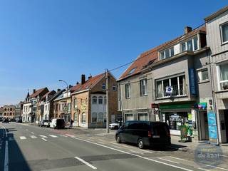 Woning met handelszaak - te renoveren - 300m²Bent u op zoek naar een uniek renovatieproject met commerciële mogelijkheden? Ontdek dit pand in hartje...