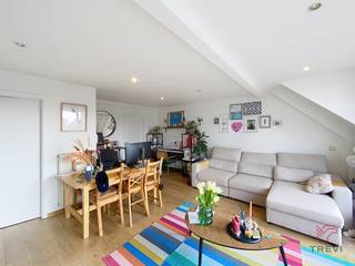 UCCLE – Saint-Job neighbourhood, in a quiet, leafy setting. A beautiful unfurnished two-bedroom duplex on the third floor, featuring a superb...