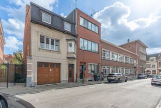 <strong>Charmante stadswoning met garage en tuin op 248 m²</strong><br /><br />De woning is <strong>gunstig gelegen</strong> in het hart van Turnhout, in de onmiddellijke omgeving van winkels, scholen, openbaar vervoer, de Warande enz. Met een vlotte bereikbaarheid naar de Ring en autostrade. <br /><br />Deze<strong> bijzondere woning</strong> is vergund als <strong>twee wooneenheden</strong> en beschikt over twee aparte meters voor gas, elektriciteit en water.<br /><br />De charmante gevel herbergt een mooie open inkomhal met authentieke elementen. Van hieruit zijn de twee verschillende entiteiten te bereiken.<br /><br />Op het gelijkvloers vinden we een gezellige leefruimte op een mooie parketvloer met open keuken. Deze keuken is ingericht met gasvuur, dampkap, koelkast en heel wat kastruimte. Aansluitend hieraan een lichte veranda met zicht op de tuin. Verder op het gelijkvloers een slaapkamer met ensuite badkamer en berging. Door de slimme patio trek je extra licht binnen. Op de eerste verdieping hiervan een grote slaapkamer van 18 m² en een extra ruimte met toilet en wastafel. <br /><br />Op de eerste verdieping vinden we ook het tweede woongedeelte wat bestaat uit twee grote ruimtes die kunnen ingericht worden als leefkamer en eetkamer of extra slaapkamer. Alsook een eenvoudige kitchenette en toilet. Op de tweede verdieping een zeer grote en lichte slaapkamer van 32 m² en eenvoudige badkamer met douche en wastafel. <br /><br />Verder een<strong> grote inpandige garage van </strong>+/- 22 m² . Alsook een grote droge kelder onder de volledige woning. <br /><br />Achteraan de woning een <strong>zeer gezellige stadstuin met veel privacy en een tuinhuis.</strong><br /><br /><strong>De woning is te renoveren naar de huidige normen.</strong> (F label) <br /><br /><strong>Kortom een unieke stadswoning met heel wat mogelijkheden, garage en stadstuin! Geen auto nodig hier!</strong>