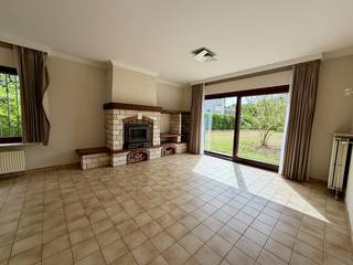 Op een perceel van maar liefst 1.027 m² in het gegeerde Sint-Denijs-Westrem vindt u deze villa met 230 m² bewoonbare oppervlakte met een bureel en 3 ruime slaapkamers. Een woning die evengoed een gezin op zoek naar groeiruimte aanspreekt als kopers die vooral rust, privacy en een grote tuin zoeken.<br /><br />De villa werd in 2010 gerenoveerd en combineert een instapklare staat met de troeven van een rijpe, groene omgeving. De tuin en het aangename terras vormen het kloppende hart van de woning: ideaal voor een zomerbarbecue, een rustige ochtendkoffie buiten of gewoon om tot rust te komen na een drukke dag. Binnen zorgt de zeer ruime badkamer voor comfort, en de dubbele garage biedt plaats voor twee wagens plus extra bergruimte, iets wat op deze ligging niet vanzelfsprekend is.<br /><br />Wat deze locatie bijzonder maakt, is de combinatie van rust en bereikbaarheid: winkels, scholen en openbaar vervoer liggen op wandelafstand, terwijl het bruisende centrum van Gent op slechts enkele minuten rijden ligt. Zo geniet u van het beste van twee werelden, de groene rust van Sint-Denijs-Westrem en de levendigheid van de stad binnen handbereik.<br /><br />Verkoop met instelprijs<br />Deze woning wordt te koop aangeboden met een instelprijs van € 680.000. Elk bod wordt onmiddellijk met de verkopers besproken.<br /><br />Een woning met deze verhouding van ruimte, ligging en staat is zeldzaam op de markt. Interesse? Contacteer ons voor een bezichtiging of bel 09 221 11 06.