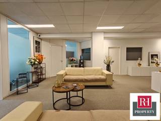 In het hart van de wijk LOUISE, in een onlangs gerenoveerd luxe gebouw, presenteren we dit prachtige privékantoor in een prachtige co-working...