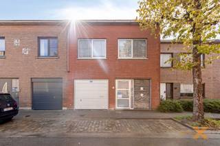 ***BEZOEKMOMENTEN VOLZET*** FANTASTISCHE SEVENTIES WONING MET GARAGE EN TUIN. Deze charmante perfect onderhouden woning, van eerste eigenaar, en met zijn typische seventies elementen, voldoet aan het hedendaags technisch comfort (Zonnepanlenen 3.240Wp - elektr 100% OK komende 25j - cv aardgas - Energielabel A!!). Woning bestaande uit: Gelijkvloers: Inkomhal/traphal, met grote vestiaireruimte, gastentoilet, lichtrijke gezellige woonkamer/salon met openhaard, fantastische seventies uitgeruste keuken (koelkast - diepvries - wasmachine/droogautomaat, combi-oven - inductiekookplaat - dampkap - dubbele spoeltafel), garage met elektrische sectionaalpoort, technische ruimte. 1e verdieping: lichtrijke nachthal, 1 heel grote slaapkamer met toegang tot dakterras, 2 kinderkamers, ingerichte badkamer (inloopdouche - toilet - lavabomeubel - inbouwkasten). Uitbreiding 1e verdieping technisch mogelijk (bijmaken 4e slaapkamer of dressing bvb). Centrale verwarming op aardgas (hoogrendement - condensatieketel), alu ramen dubbel hoogrendementglas, woning is asbestveilig - geen asbestmaterialen gevonden, werkende traplift aanwezig - kan worden verwijderd, leuke zonnige tuin met groot terras (voorzien van elektrische zonneluifel) en tuinhuis. ABSOLUTE TOPWONING - MEUBELS ZETTEN EN WONEN!! Bezoek enkel mogelijk op afspraak met Immo-X via mail.