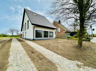 Deze totaal gerenoveerde woning is omgeven door groen. De vrijstaande woning beschikt over een diepe tuin, fijn terras en een praktische oprit.De indeling van dit pand is als volgt: U betreedt de woning langs de linker zijgevel via de ruime inkomhal met gastentoilet. Verder komt u enerzijds terecht in de leefruimte en anderzijds de keuken. De leefruimte biedt een open gevoel en voldoende plaats voor een extra eettafel. De keuken is achteraan de woning gelegen en is voorzien van enorm veel lichtinval, een kookeiland met zitplaatsen en een ruime eettafel, daarnaast is er ook nog een aanpalende bergruimte.Op de nachthal van de eerste verdieping is er toegang tot drie ruime slaapkamers, een ingerichte badkamer met douche en een apart toilet.op de tweede verdieping is er nog een vierde slaapkamer gelegen. Deze verdieping beschikt ook over een badkamer, maar dit keer met ligbad. Verder is er nog een praktische bergruimte.Nog enkele troeven van dit pand: Vloerverwarming, volledig geschilderd, helemaal instapklaar, gebruik gemaakt van hoogwaardige materialen en dat allemaal in het centrum van Tielrode en invalswegen.Interesse? Mail vrijblijvend naar verkoop@bebuild.be en ga met ons ter plaatse.p-score Ag-score A