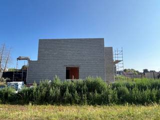 Op zoek naar een moderne, comfortabele woning voorzien van alle nieuwe technieken? Dan is dit uw kans!<br />De verkaveling bestaat uit 8 ruime en energiezuinige woningen waar er op vandaag nog 3 open bebouwingen beschikbaar zijn. Er is gekozen voor een moderne en hedendaagse bouwstijl. <br />De woningen zijn op maat getekend met een optimaal gebruik van de bewoonbare oppervlakte. <br /><br />De indeling: een open leefruimte, ruime berging/wasplaats, 3 slaapkamers en een badkamer met bad en douche. <br /><br />Binnenin kunt u nog naar eigen smaak de interieurafwerking bepalen. Aan de hand van toonzaalbezoeken kan u de woning 100% personaliseren zoals u zelf wenst. <br />Doet u de afwerking liever op eigen initiatief? De mogelijkheid om water- en winddicht aan te kopen is er ook.<br /><br />Aangezien er gewerkt wordt met alle nieuwe technieken zoals zonnepanelen, ventilatiesysteem D, een doorgedreven isolatie en dergelijke komen we op een E-peil lager dan 30. Wat mee zorgt voor een lage energiefactuur. <br />De buitenaanleg zal eveneens rust uitstralen, doordat er geen doorgaand verkeer zal zijn op de site van de verkaveling is het voor jong en oud genieten in alle rust en veiligheid. Bovendien heeft u alles in de nabije omgeving die u nodig hebt zoals winkels, scholen, openbaar vervoer, … Verder geniet u van een vlotte verbinding richting Aalter waardoor u makkelijk richting kust of binnenland kunt trekken. <br /><br />Klaar om deze eigentijdse, alleenstaande nieuwbouwwoningen naar eigen smaak af te werken? Contacteer ons snel voor een bezoek<br /><br />Contacteer Bonne Vastgoed 7 op 7 via 0468/10.40.40 of info@bonnevastgoed.be