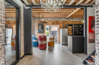 Deze energiezuinige woning met een bewoonbare oppervlakte van 146 m² biedt een perfecte combinatie van modern comfort, geavanceerde technologie en karaktervolle inkleding. De woning is volledig uitgerust met een hoogwaardig domoticasysteem van Loxone en is bovendien asbestveilig, wat zorgt voor extra gemoedsrust.<br /><br />Het pand springt in het oog door zijn unieke industriële uitstraling en de indrukwekkend hoge plafonds in de kelder, die een uitzonderlijk gevoel van ruimte creëren. Op het gelijkvloers geniet u van comfortabele vloerverwarming, terwijl op de verdieping en zolder radiatoren zorgen voor een efficiënte en aangename warmteverdeling.<br /><br />Gelegen langs de Sint-Truidersteenweg in het charmante Borgloon (nu Tongeren - Borgloon) bevindt deze woning zich in een aangename en vlot bereikbare omgeving. Je geniet hier van een ideale combinatie tussen rust en bereikbaarheid, met het bruisende centrum van Tongeren en Borgloon op korte afstand.<br /><br />In de directe omgeving vind je tal van voorzieningen zoals supermarkten, scholen, horeca en lokale handelszaken, wat het dagelijkse leven bijzonder comfortabel maakt. Dankzij de vlotte verbindingen naar omliggende steden en belangrijke invalswegen ben je bovendien snel op weg richting Sint-Truiden, Hasselt en de E313.<br /><br />Wat deze locatie extra aantrekkelijk maakt, is de groene en landelijke sfeer waar Borgloon om bekendstaat. Wandel- en fietsliefhebbers komen hier volop aan hun trekken met uitgestrekte fruitplantages, prachtige vergezichten en tal van recreatieve routes in de buurt.<br /><br />Kortom, een ideale ligging voor wie rustig wil wonen met alle faciliteiten binnen handbereik.<br /><br />Bezichtig deze woning ook digitaal en 'loop' zelf door de woning. Kijk daarvoor op onze website of via: my.matterport.com/show/?m=hG339xQDCrm<br /><br />INDELING<br /><br />Gelijkvloers:<br /><br />- Inkom met toegang tot de keuken, eetkamer of woonkamer;<br />- Keuken voorzien van 6-pit gasfornuis met bijhorende oven, dampkap, RVS spoelbak met kraan;<br />- Toegang via de zij-tuin via de deur; <br />- Voorkant werd voorzien van manuele rolluiken;<br />- Woonkamer met apart gastentoilet;<br />- Vaillant thermostaat; <br />- Vloerverwarming op de gehele gelijkvloerse verdieping.<br /><br />1e verdieping: <br /><br />- Slaapkamer 1 van ca. 24.4m² mogelijk met radiator;<br />- Ruime badkamer met ensuite dressing, veluxraam met afstandbediening, zwart hangtoilet met bijhorende bidetslang, lavabo (handgemaakt), inloopdouche. <br /><br />2e verdieping / zolder:<br /><br />- Slaapkamer 2 van ca. 15.6m² met klapraam, radiator;<br />- Slaapkamer 3 van ca. 15.3m² met Veluxraam (PVC), radiator;<br />- Beiden slaapkamers werden voorzien van een laminaatvloer.<br /><br />Kelder:<br /><br />- Houten trap naar de ruime kelder;<br />- Domotica installatie Loxone, Vaillant buffervat en Vaillant CV gasketel (EcoTec pro VWC 286/5-3)<br />- Volledig betegeld (onderhoudsvriendelijk);<br />- Zeer hoge plafonds, meer dan 2.95m hoog, ideaal voor spullen te stappelen in de hoogte;<br />- Afgietbak met dompelpomp.<br /> <br />Tuin:<br /><br />- Buitenkraan en buitenstopcontact;<br />- Zuidgericht terras met trappen van ca. 45m² (dit dient nog afgewerkt te worden met een tegel of klinker);<br />- Aangenaam stuk grond dat rechtstreeks aansluit op de keuken, ideaal om verder aan te leggen als gazon of sfeervolle beplanting. <br /><br />Troeven van dit pand:<br /><br />- Vloerverwarming op het gelijkvloers;<br />- Uitzonderlijk hoge plafonds in de kelder;<br />- Veel privatieve parkeerplaatsen (eenvoudig 6 auto's parkeren);<br />- Energiezuinig wat direct resultaat in lagere energiekosten.<br /><br />Belangrijk: raadpleeg het document "Lijst van zaken" om te weten welke spullen er achterblijven, mee gaan of niet van toepassing zijn!<br /><br />Energieprestatie en binnenklimaat (EPB-EPC)<br />Certificaat beschikbaar: ja <br />EPC certificaatnummer: 20251119-0003732188-RES-1<br />Berekende energiescore : (kWh/m²): 157 kWh/m² jaar - B label<br />Het certificaat is geldig tot en met: 19/11/2035<br />Electrische installatie: ja - CONFORM<br /><br />Informatie stedenbouwkundige voorschriften:<br />Stedenbouwkundige vergunning: ja<br />Meest recente bestemming: woongebieden met landelijk karakter<br />Dagvaarding uitgebracht: neen<br />VOORKOOPRECHT OP DIT GOED: neen<br />VERKAVELINGSVERGUNNING: niet van toepassing<br />WATERGEVOELIG OPENRUIMTEGEBIED: neen<br /><br />Maatregelenregister: neen <br /><br />Overstromingsgevoelige gebieden: <br />Perceelscore of P-score : A<br />Gebouwenscore of G-score: A<br />Ligging in Signaalgebied: neen<br />Ligging in afgebakende oeverzone of afgebakend overstromingsgebied: neen<br /><br />A:geen overstroming gemodelleerd B: kleine kans op overstromingen onder klimaatverandering C: kleine kans op overstromingen D: middelgrote kans op overstromingen<br /><br />Beschermd erfgoed<br />GEINVENTARISEERD ERFGOED: neen<br />BESCHERMD ONROEREND ERFGOED: neen