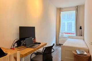<p><strong>Op zoek naar een comfortabel, netjes appartement met veel licht en twee slaapkamers? Dit niet-bemeubeld appartement op de eerste verdieping van een kleinschalig gebouw combineert een ruime indeling met een levendige buurt waar alles binnen handbereik ligt</strong></p><p></p><p><strong>Indeling</strong></p><p>Bij het binnenkomen kom je terecht in de inkomhal met een apart gastentoilet. De ruime leefruimte geniet van een enorme lichtinval dankzij de ramen en beschikt over veel plaats voor je grote zetel, tafel, en andere spulletjes.</p><p>De geïnstalleerde keuken sluit aan op de leefruimte en is voorzien van alle toestellen.</p><p>Verder beschikt het appartement over twee slaapkamers: een ruime hoofdslaapkamer en een tweede kamer die perfect dienst kan doen als kinderkamer, bureau, hobbyruimte of logeerkamer. De badkamer is groot genoeg voor een 'rustige' ochtendrush, met een douchebad en een aansluiting voor een wasmachine.</p><p></p><p><strong>Ligging</strong></p><p>Het appartement is gelegen in een bruisende buurt met tal veel winkels, horecazaken en andere voorzieningen op wandelafstand. Ook het openbaar vervoer bevindt zich vlakbij, zoals de tram.</p><p></p><p><strong>Praktisch</strong></p><p>De huurprijs bedraagt 950 €/maand. Er zijn géén gemeenschappelijke kosten en alle nutsvoorzieningen zijn individueel af te sluiten. Deze topper is vanaf 1 september beschikbaar. Je fiets kan je kwijt in de gemeenschappelijke gang.</p><p></p><p>Ben je op zoek naar een lichtrijk appartement met twee slaapkamers op een centrale locatie in Antwerpen? Meld je aan om een bezoek in te plannen!</p>