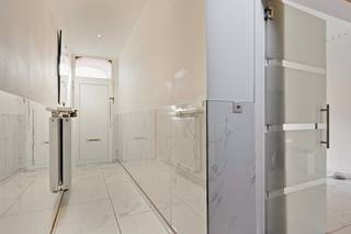 De eigendom wordt aangeboden via de Pre-sale formule. Op 03/04/2026 van 14:00 tot 17:00 kan u de woning op afspraak komen bezichtigen en een bod uitbrengen. De vermelde prijs is een instelprijs. Voor meer info, gelieve contact op te nemen met de dossierverantwoordelijke.Bij het betreden van de woning wordt u meteen verwelkomd door een lichtrijke leefruimte. De absolute blikvanger op het gelijkvloers is de recent, volledig nieuw geïnstalleerde keuken. Deze is strak afgewerkt, voorzien van alle hedendaagse inbouwtoestellen en biedt enorm veel werk- en opbergruimte. Met zicht op en toegang tot de tuin ! Verdeeld over de bovenverdiepingen bevinden zich maar liefst vier ruime slaapkamers. Dit maakt de woning perfect voor grotere gezinnen, of biedt u de flexibiliteit om ruimtes in te richten als thuiskantoor, logeerkamer of dressing.Een zeldzame luxe in het centrum: vanuit de leefruimte heeft u directe toegang tot een gezellige, private tuin. Hier kunt u in alle rust ontspannen, kinderen veilig laten spelen of in de zomermaanden genieten van een heerlijke barbecue.De ligging van deze woning is ongetwijfeld een van haar grootste troeven. Gelegen pal in het centrum van Strombeek, heeft u de wagen zelden nodig. U bevindt zich op comfortabele wandelafstand van werkelijk alles:Kortom: deze instapklare woning combineert de rust van een eigen tuin, het comfort van een nieuwe keuken en liefst 4 slaapkamers met de luxe van een centrale ligging waar het leven zich op wandelafstand afspeelt.Contacteer olivia.laporte@dewaele.com voor meer info en/of een bezoek !